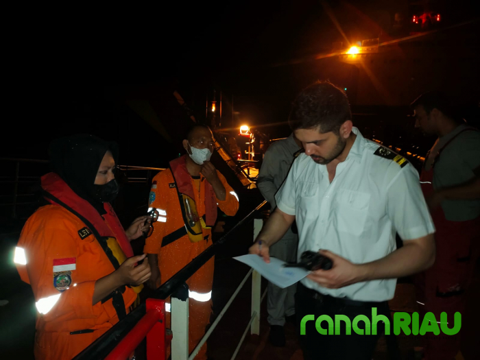 Dihantam ombak besar Selat Malaka, tiga orang Nelayan WNI selamat setelah 4 jam terapung di lautan